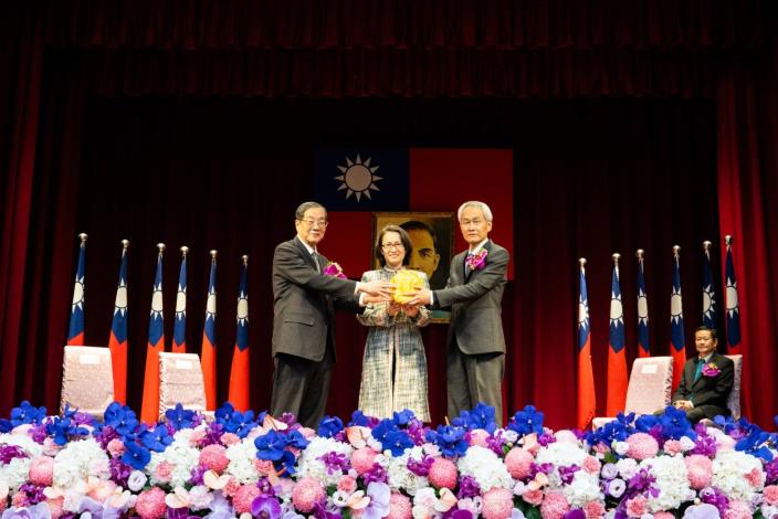 考試院院長交接典禮，由蕭美琴副總統擔任監交人，黃榮村前院長（左）將印信交給新任周弘憲院長（右）。