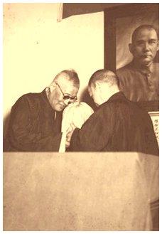 Examination Yuan President Tai Chuan-hsien(right) and Chang Po-ling, the first term president after the enactment of the Constitution, at their changover ceremony in Nanking City(July 1948)