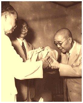 Examination Yuan President Chia Ching-te(right) and his successor Mo Te-hui at their changeover ceremony supervised  by Senior Advisor to the President Wu Chung-hsin (September 1954)