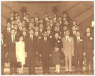 ROC Vice President Yen Chia-kan receives 39 distinguished candidates who pass the Special Examinations A.(November 1968)