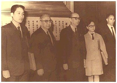 Examination Yuan President Sun Ke (second from left) confers qualification certificates to candidates who passed the Senior-and Junior-grade Civil Service examinations.(December 1969)