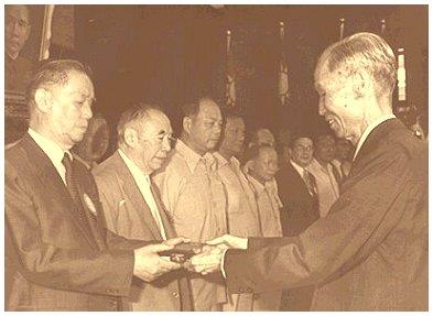 Examination Yuan President Liu Chi-hung confers civil service awards to pulic functionaries including Minister of Civil Service Teng Chuan-kai (June 1984)