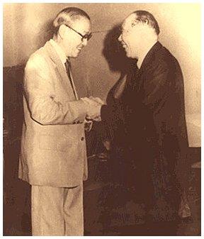 Examination Yuan President Kung Te-cheng (left) visits Control Yuan President Yu Chun-hsien to express his appreciation to all Control Yuan members for their vote of comfirmation for members of the Examination Yuan (Auguest 1984)