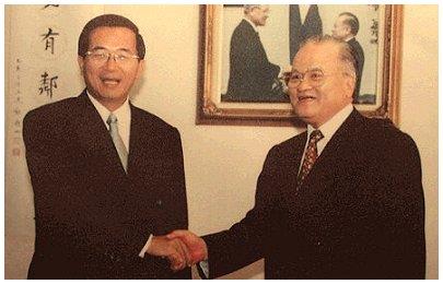 President Chen Shui-bian meets with Examination Yuan President Hsu Shui-teh(April 2000)