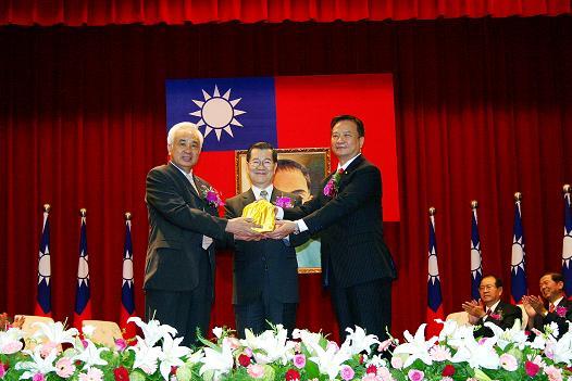 Examination Yuan Acting President Wu Jin-lin (right) and President Yao Chia-wen（left）at their handing-over ceremony supervised by Vice President Hsiao Wan-chang(middle) (September 2008)