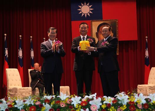 Examination Yuan President Kuan Chung (right) and Acting President Wu Jin-lin（middle） at their handing-over ceremony supervised by Vice President Hsiao Wan-chang (left) (December 2008)