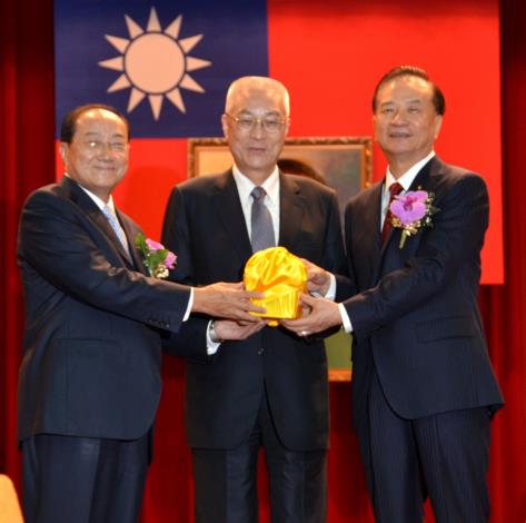 Examination Yuan President Kuan Chung (left) and Wu Jin-lin（right） at their handing-over ceremony supervised by Vice President Wu Den-yih (middle) (September 2014)