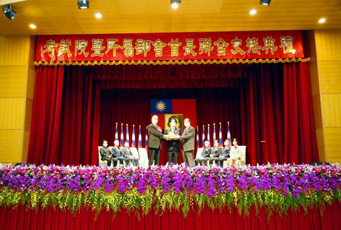 Examination Yuan President Wu Jin-lin (left) and Huang Jong-tsun（right）at their handing-over ceremony supervised by Vice President Lai Ching-te (middle)  (September 2020)